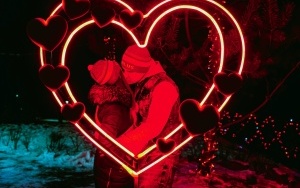 Walentynkowa iluminacja na Górze Miłości 
