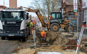 Przebudowa torowiska tramwajowego i układu drogowego ul. Piekarskiej i Sądowej realizowana jest już na całej długości ulic (2)