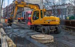 Przebudowa torowiska tramwajowego i układu drogowego ul. Piekarskiej i Sądowej realizowana jest już na całej długości ulic (4)