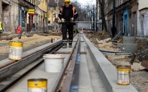 Przebudowa torowiska tramwajowego i układu drogowego ul. Piekarskiej i Sądowej realizowana jest już na całej długości ulic (5)