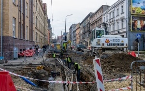 Przebudowa torowiska tramwajowego i układu drogowego ul. Piekarskiej i Sądowej realizowana jest już na całej długości ulic (6)