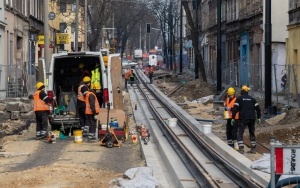 Przebudowa torowiska tramwajowego i układu drogowego ul. Piekarskiej i Sądowej realizowana jest już na całej długości ulic (7)
