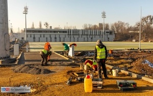 Symboliczna zamiana miejsc - nowy budynek piłkarzy nabiera kształtów, „krzywy domek” przy Olimpijskiej odchodzi w niepamięć (6)