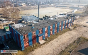 Symboliczna zamiana miejsc - nowy budynek piłkarzy nabiera kształtów, „krzywy domek” przy Olimpijskiej odchodzi w niepamięć (8)