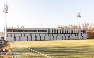 Symboliczna zamiana miejsc - nowy budynek piłkarzy nabiera kształtów, „krzywy domek” przy Olimpijskiej odchodzi w niepamięć (10)