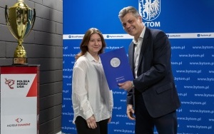 Prezydent przekazał hokeistkom Polonii Bytom 50 tys. zł  (9)