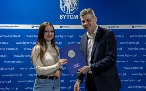 Prezydent przekazał hokeistkom Polonii Bytom 50 tys. zł  (13)