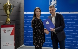 Prezydent przekazał hokeistkom Polonii Bytom 50 tys. zł  (2)