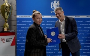 Prezydent przekazał hokeistkom Polonii Bytom 50 tys. zł  (12)