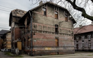 Ruszają remonty budynków mieszkalnych w Bobrku - stan budynków przed remontem (2)