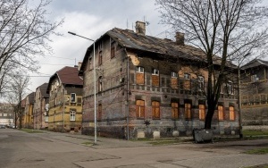 Ruszają remonty budynków mieszkalnych w Bobrku - stan budynków przed remontem (3)