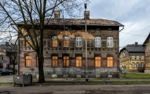 Ruszają remonty budynków mieszkalnych w Bobrku - stan budynków przed remontem (4)