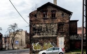 Ruszają remonty budynków mieszkalnych w Bobrku - stan budynków przed remontem (6)