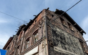 Ruszają remonty budynków mieszkalnych w Bobrku - stan budynków przed remontem (7)
