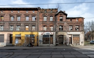 Ruszają remonty budynków mieszkalnych w Bobrku - stan budynków przed remontem (8)