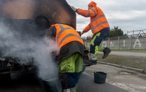 Ruszają pozimowe remonty nawierzchni jezdni asfaltem lanym (1)
