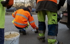 Ruszają pozimowe remonty nawierzchni jezdni asfaltem lanym (2)