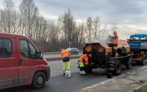 Ruszają pozimowe remonty nawierzchni jezdni asfaltem lanym (3)