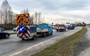 Ruszają pozimowe remonty nawierzchni jezdni asfaltem lanym (4)