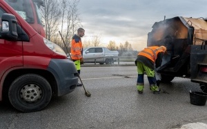 Ruszają pozimowe remonty nawierzchni jezdni asfaltem lanym (5)