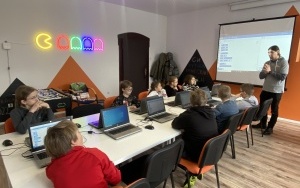 Uczestnicy na zajęciach w ramach akcji Koduj z gigantami (1)