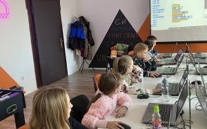 Uczestnicy na zajęciach w ramach akcji Koduj z gigantami (5)