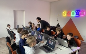 Uczestnicy na zajęciach w ramach akcji Koduj z gigantami (6)