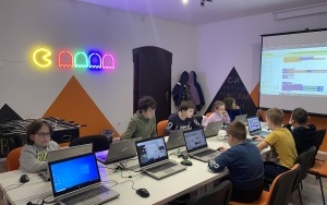 Uczestnicy na zajęciach w ramach akcji Koduj z gigantami (7)