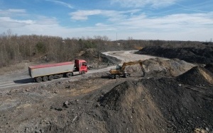 Rurociągi tłoczne, które przebiegają przez teren zapożarowanej hałdy na granicy Bytomia i Radzionkowa zostały zabezpieczone (1)