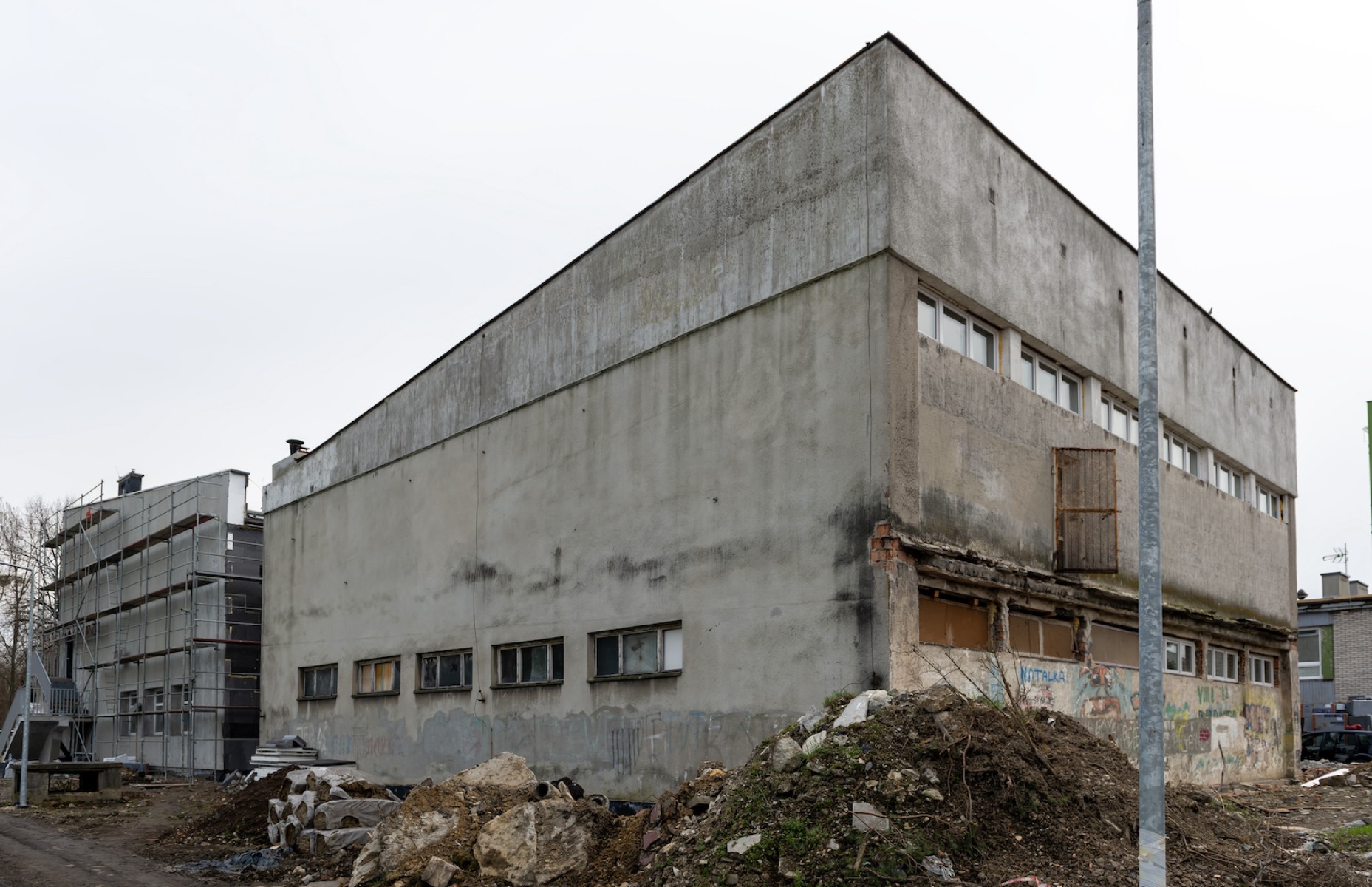 Rozbiórka budynku dawnego basenu konieczna ze względu na zły stan techniczny Rozbiórka budynku dawnego basenu konieczna ze względu na zły stan techniczny