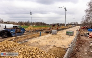 Trwa budowa obiektu piłkarskiego Polonii Bytom. Wykonawca zakończył prace przy elewacji budynku klubowego  (5)