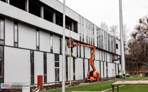 Trwa budowa obiektu piłkarskiego Polonii Bytom. Wykonawca zakończył prace przy elewacji budynku klubowego  (7)
