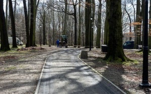 Trwają prace przy montażu oświetlenia, budowie alejek i strefy rekreacji w Parku Ludowym (9)