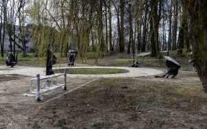 Trwają prace przy montażu oświetlenia, budowie alejek i strefy rekreacji w Parku Ludowym (10)
