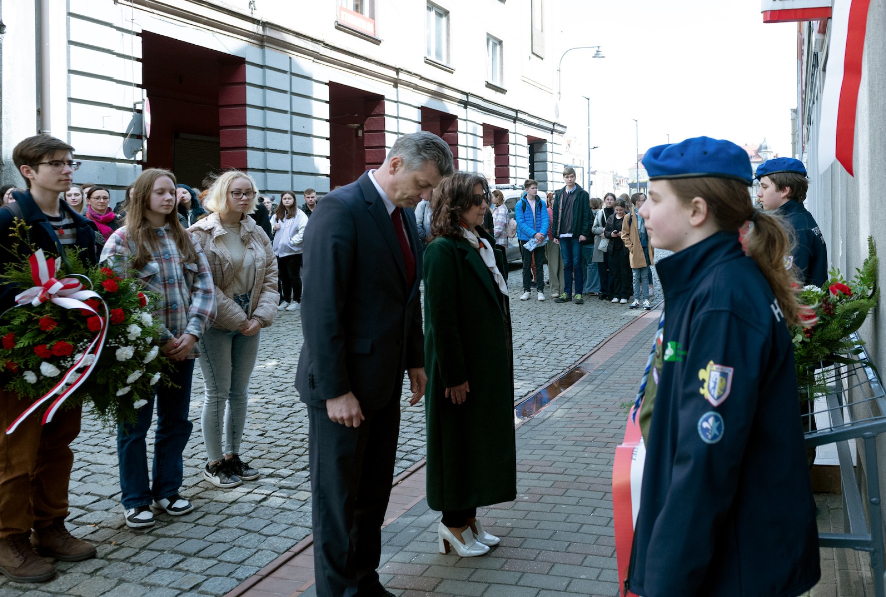 Prezydent Bytomia składa kwiaty pod tablicą upamiętniającą Wojciecha Korfantego