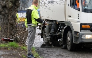 Pozimowe sprzątanie ulic i chodników (2)