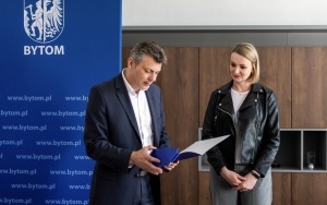 Prezydent pogratulował autorce muralu (1)