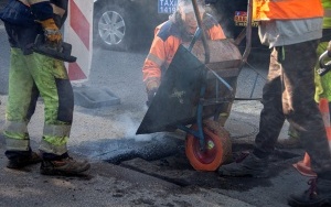 Rusza kolejny etap łatania dziur w drogach po zimie (1)