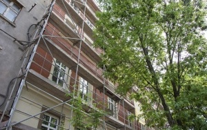 Remont budynku przy ul. Siemianowickiej 29 dobiega końca. Zamieszkają tu osoby z niepełnosprawnościami (2)