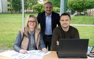 Rodzice i dzieci rywalizują wspólnie o sprzęt sportowy (1)