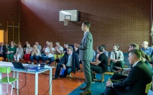Spotkanie z mieszkańcami w sprawie koncepcji budowy drogi na ul. Wiejskiej (8)