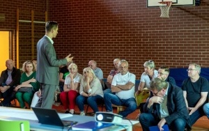 Spotkanie z mieszkańcami w sprawie koncepcji budowy drogi na ul. Wiejskiej (10)