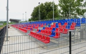 Zakończył się montaż siedzisk na trybunach nowego obiektu piłkarskiego Polonii Bytom (4)