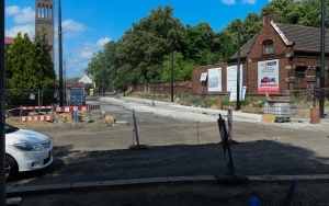 Nowe torowisko tramwajowe, chodniki, budowa peronów wiedeńskich. Trwa przebudowa ul. Piekarskiej (2)