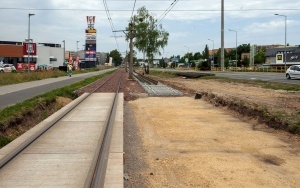 Trwa przebudowa linii tramwajowej na Stroszek. Wykonawca modernizuje już drugi tor (8)