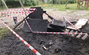 Zdewastowany plac zabaw w Bobrku (1)