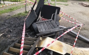 Zdewastowany plac zabaw w Bobrku (2)