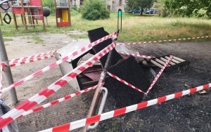 Zdewastowany plac zabaw w Bobrku (3)