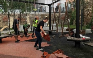 Prace naprawcze w parku kieszonkowym przy ul. Katowickiej (1)