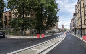 Na placu budowy ul. Piekarskiej trwa asfaltowanie, brukowanie i przebudowa skrzyżowań (4)